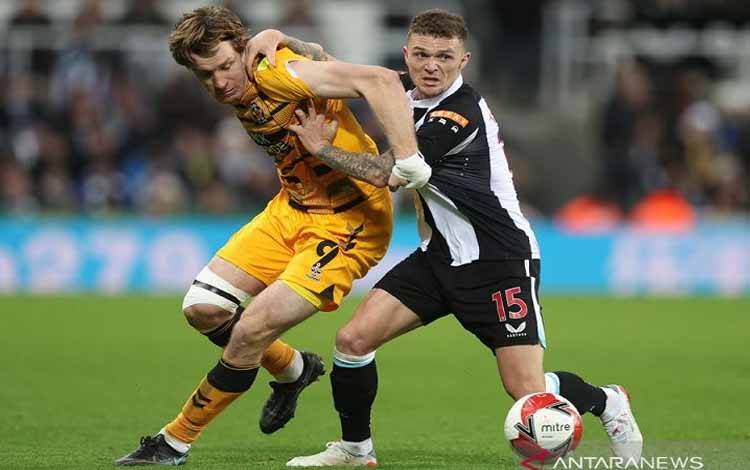 Kieran Trippier Debut, Newcastle Malah Dipecundangi Tim Strata Ketiga