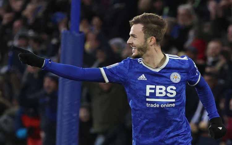 Gelandang serang Leicester City James Maddison merayakan golnya ke gawang Watford dalam laga putaran ketiga Piala FA di Stadion King Power, Leicester, Inggris, Sabtu (8/1/2022)