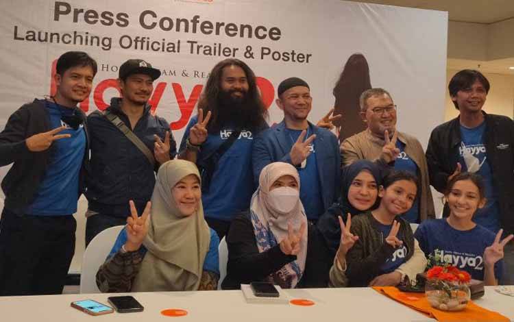 Para pemeran dan kru Hayya 2 (2022) usai jumpa pers di Jakarta, Sabtu (8/1/2022)