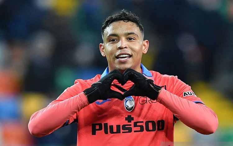 Penyerang Atalanta Luis Muriel merayakan gol pertamanya ke gawang Udinese dalam laga lanjutan Liga Italia di Stadion Dacia Arena, Udine, Italia, Minggu (9/1/2022) waktu setempat