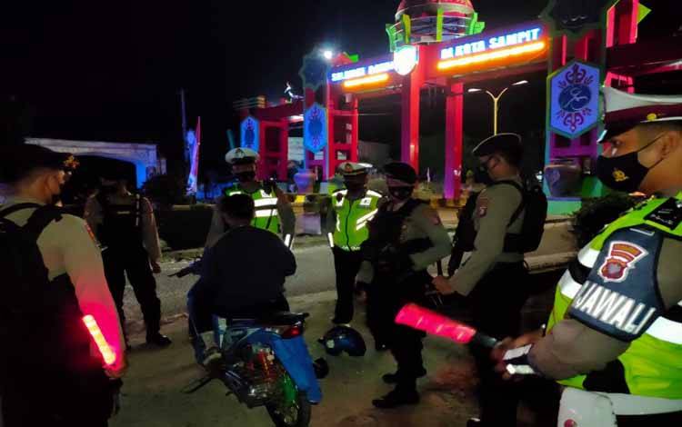 Anggota Satlantas Polres Kotim dan Samapta saat melakukan penindakan terhadap pengendara motor yang masih di bawah umur