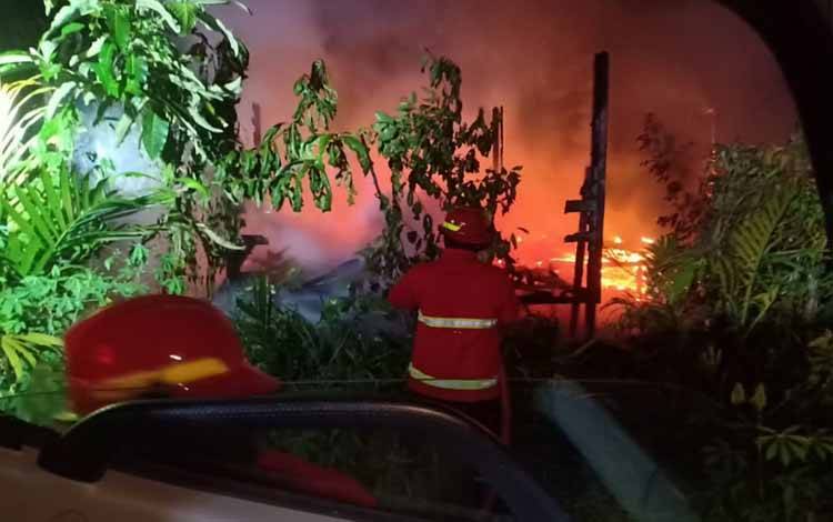 Tim Damkar Kobar saat memadamkan api yang membakar rumah warga di Desa Pasir Panjang