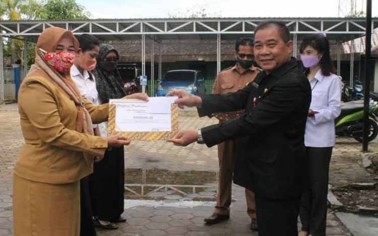 Plt Kepala Dinas Dukcapil Kapuas Berikan Penghargaan kepada Pegawai Terbaik 2021