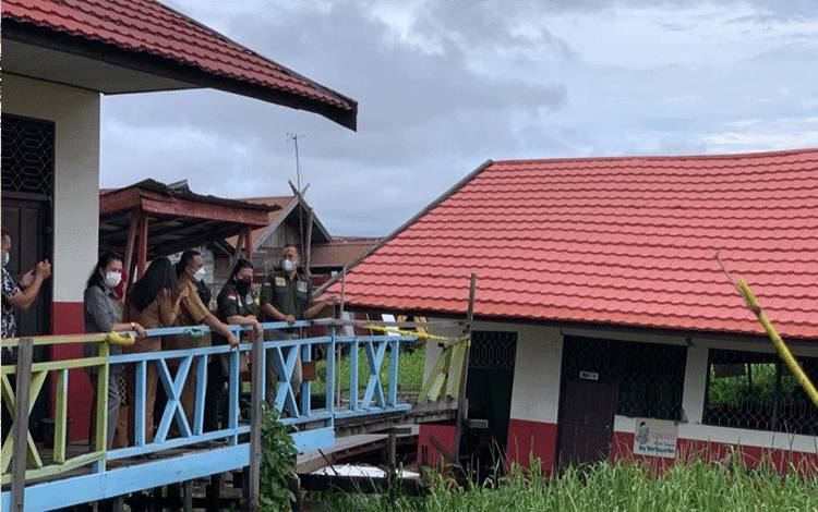 Rombongan Anggota Dewan Tinjau Sekolah Ambruk di Mendawai