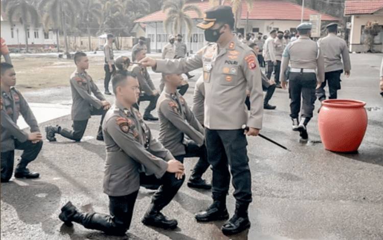 Polres Pulang Pisau Sambut 9 Bintara Remaja dengan Upacara Tradisi