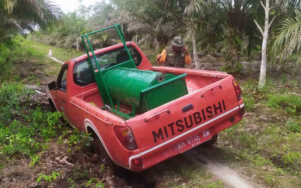 Mobil yang membawa perangkap beruang terperosok dan di Jalan Karya Bersama, sehingga cukup menyulitkan petugas.
