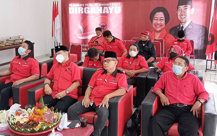 DPC PDIP Barito Timur Peringati HUT ke-49 PDIP dengan Bagi-bagi Tumpeng