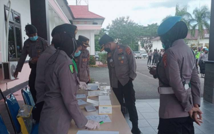 Propam Polda Kalteng Periksa Urine Anggota Polres Pulang Pisau
