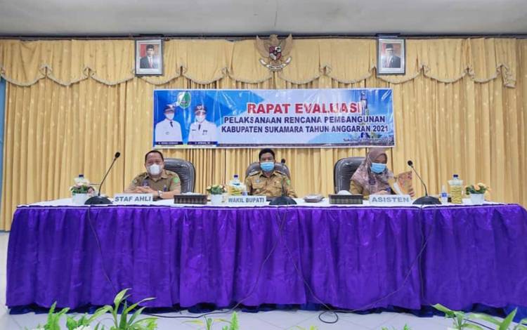 Pembukaan rapat evaluasi pelaksanaan rencana pembangunan di tahun anggaran 2021 di aula Bappeda Sukamara.