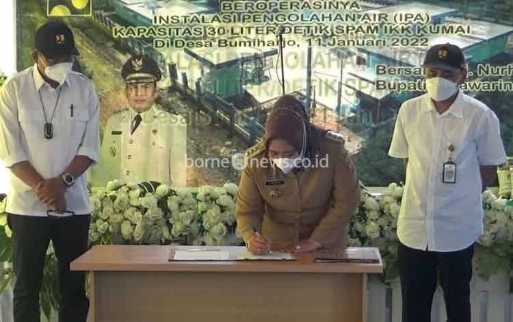 Tingkatkan Penyediaan Air Bersih, Bupati Kobar Resmikan IKK Kumai di Desa Bumi Harjo