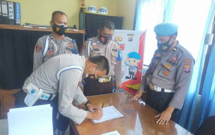Pertahankan Predikat WBK, Personel Propam Polres Seruyan Teken Komitmen Moral