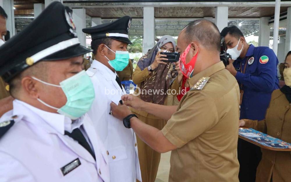 Bupati Seruyan Lantik 2 Pj Kepala Desa dan Pejabat Struktural