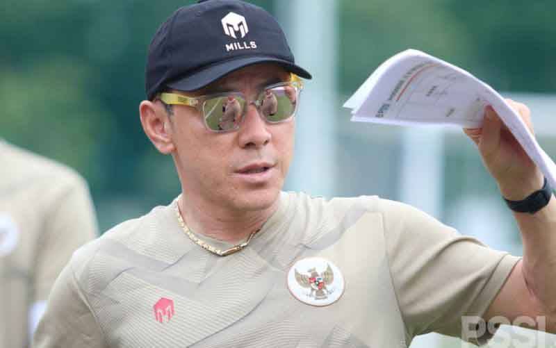 Pelatih tim nasional U-19 Indonesia Shin Tae-yong memimpin latihan skuatnya di Lapangan D Gelora Bung Karno, Jakarta, Sabtu (12/12/2020). Kegiatan itu bagian dari pemusatan latihan (TC) yang digelar di Jakarta mulai 13 November 2020 sebagai persiapan menuju Piala Asia U-19 dan Piala Dunia U-20 tahun 2021. (foto : ANTARA/HO-PSSI)