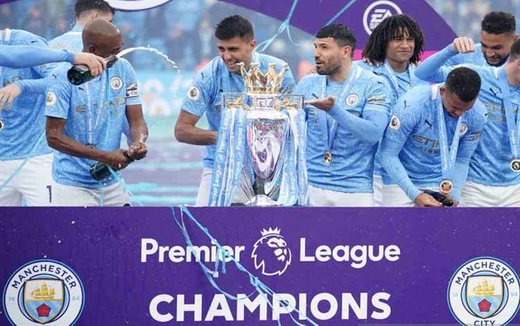 Para pemain Manchester City merayakan keberhasilan menjadi juara Liga Premier di Stadion Etihad, Manchester, Inggris, Minggu (23/5/2021) waktu setempat