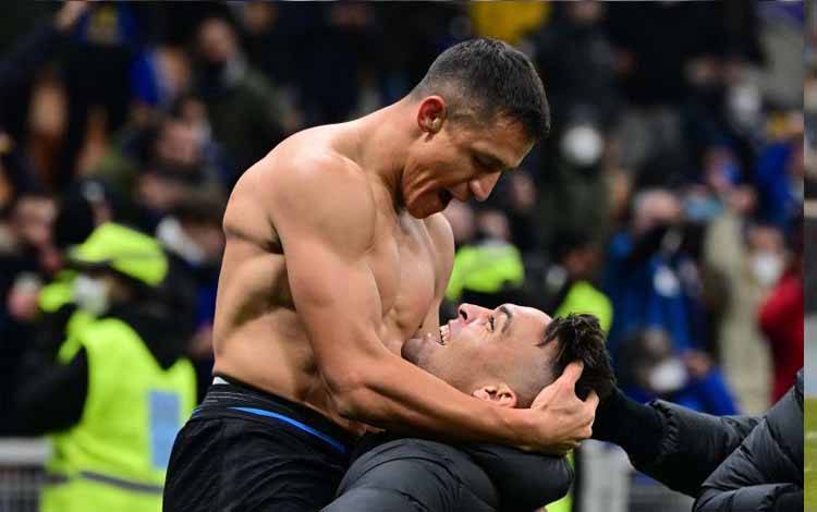 Pemain Inter Milan Alexis Sanchez merayakan gol bersama rekan satu timnya Lautaro Martinez ketika Inter menjuarai Piala Super Italia setelah menaklukkan Juventus 2-1 dalam final di San Siro, Milan, Italia, Rabu 12 Januari 2022