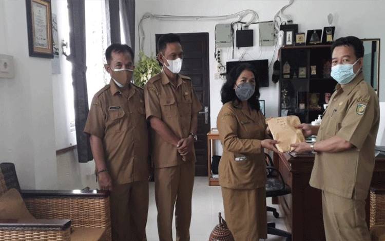 Penyerahan KIA bagi pelajar SMP secara simbolis di Dukcapil Palangka Raya.