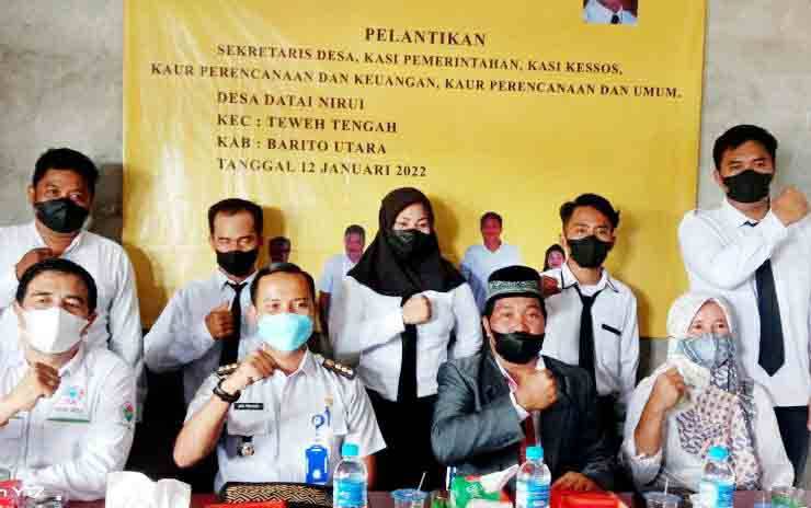 Camat Teweh Tengah Jati Prayogo foto bersama Pj Kades Desa Datai Nirui Sudiono dan aparat desa yang baru diambil sumpah dan janjinya.