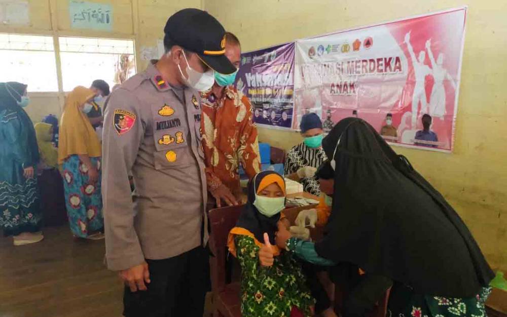 Kapolsek Karau Kuala Dampingi Vaksinasi Anak Usia 6-11 Tahun