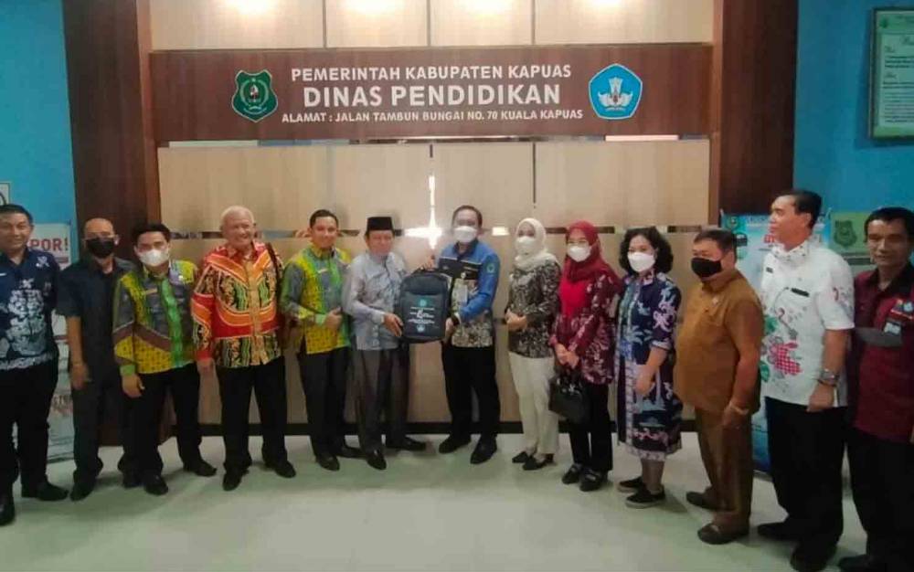 Kepala Disdik Kapuas, Suwarno Muriyat bersama Anggota DPRD Kabupaten Tabalong, Kamis 13 Januari 2022