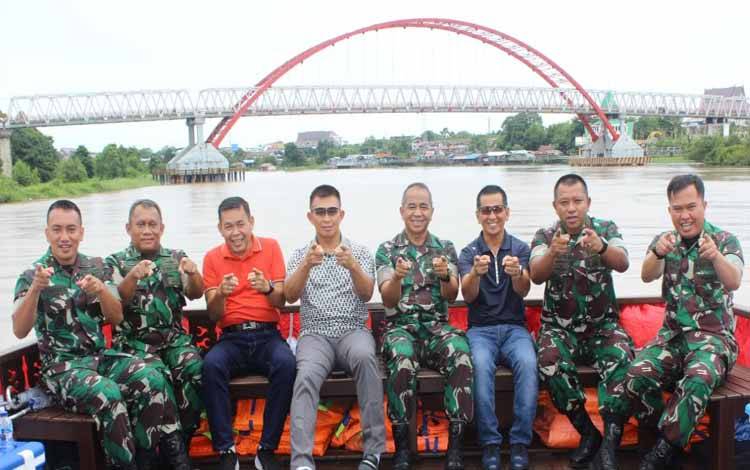 Dandim Dampingi Danpusenif TNI AD Kunjungan Wisata Susur Sungai Kahayan