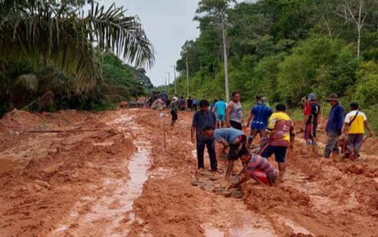 Warga gotong royong memperbaiki jalan rusak di Kecamatan Kotawaringin Lama