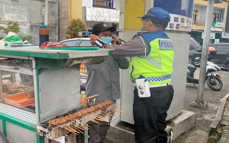 Cegah Penyebaran Covid-19, Satlantas Polres Barito Utara Edukasikan Prokes ke Pengguna Jalan