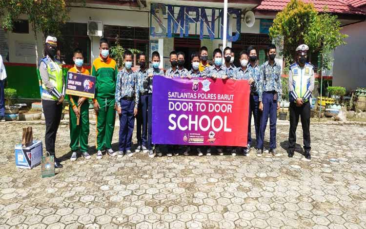 Unit Kamsel Satlantas Polres Barito Utara Sosialisasikan Keselamatan Berlalu Lintas di SMPN 10 Muara Teweh