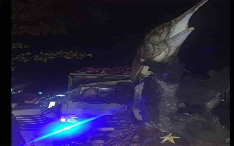 Truk Muatan Sawit Tabrak Portal Wisata di Desa Kubu