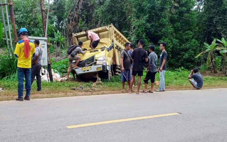 Truk Pupuk Tabrak Tiang Gardu Listrik di Cempaga