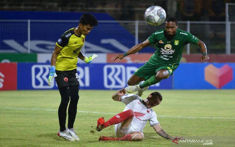 Persebaya Menang Tipis 2-1 atas PSM