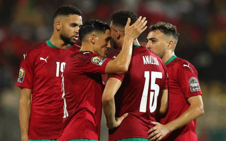 Pemain Maroko Selim Amallah dan rekan-rekannya merayakan kemenangan atas Kepulauan Comoros dalam laga Grup C Piala Afrika 2021 di Stade Ahmadou Ahidjo, Yaounde, Kamerun, 14 Januari 2022. (REUTERS/MOHAMED ABD EL GHANY)