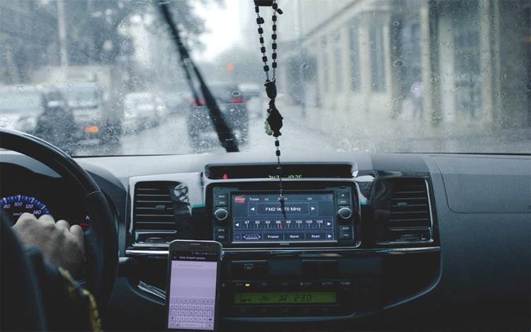 Empat Tips Hindari Kaca Mobil Berjamur