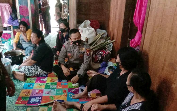 Kapolsek Gunung Timang Salurkan Bantuan untuk Warga yang Berduka