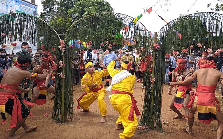 Syukuran HUT Kotim di Tumbang Boloi Dirangkai dengan Upacara Adat Dayak