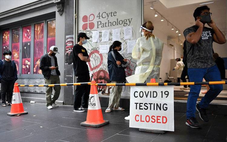 Para warga mengantre di pusat pengujian penyakit virus corona (COVID-19) di Melbourne, Australia, Rabu (5/1/2022). ANTARA/AAP Image/Joel Carrett via REUTERS/tm
