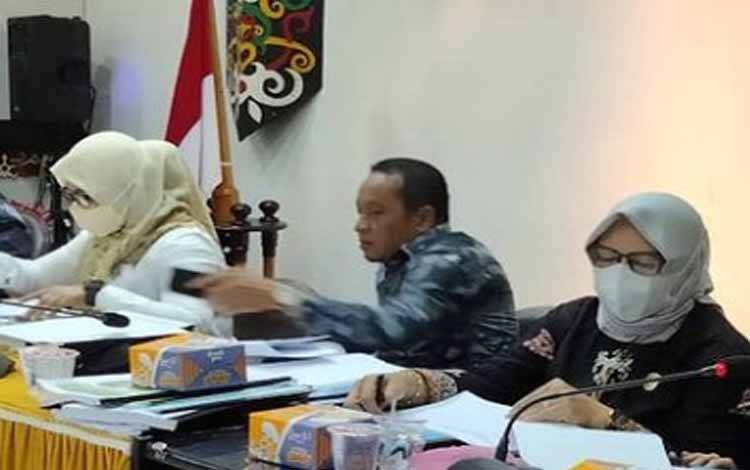 Ketua Fraksi Partai, Nasdem Syahbana (tengah)