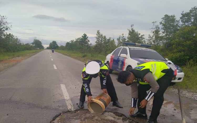 Kurangi Lakalantas, Satlantas Polres Katingan Tambal Jalan Berlubang Arah Petak Bahandang