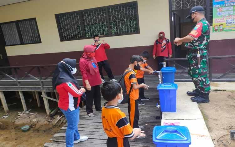 TNI Ikut Awasi Penerapan Prokes Siswa dan Tenaga Pengajar SDN 1 Tumbang Rungan
