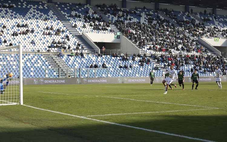 Hattrick Barak Antar Verona Menang 4-2, Roma Tekuk Cagliari 1-0