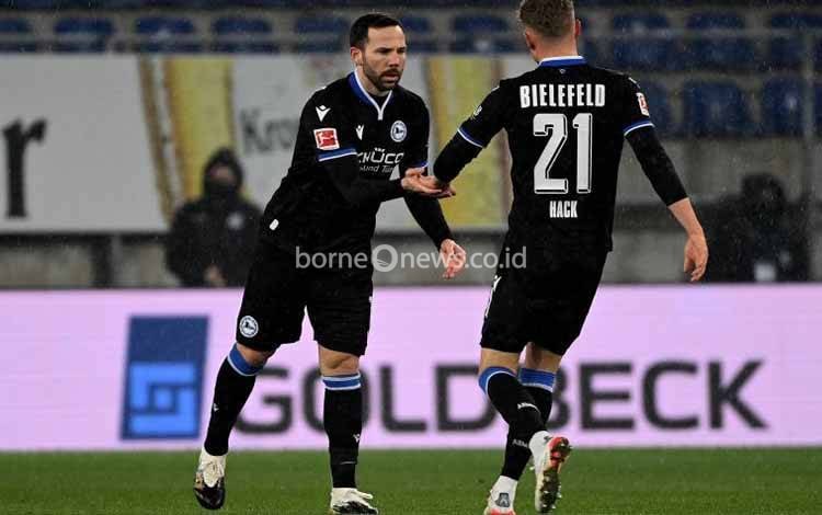 Pemain Arminia Bielefeld Gonzalo Castro (kiri) dan rekannya Robin Hack dalam pertandingan Liga Jerman antara DSC Arminia Bielefeld dan SpVgg Greuther Fuerth Bild di Schueco Arena, Bielefeld, Jerman 16 Januari 2022