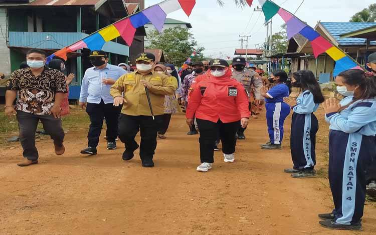 Bupati Kotim Halikinnor bersama Wakil Bupati Irawati, dan Sekda Kotim Fajrurrahman ketika disambut pelajar SMP saat melakukan kunjungan