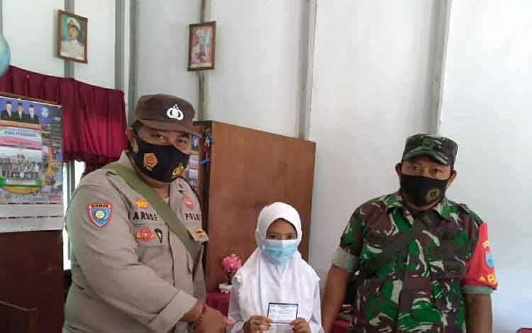 Anggota Polsek Kapuas Timur Monitoring Vaksinasi Anak di SDN 1 Anjir Serapat Timur
