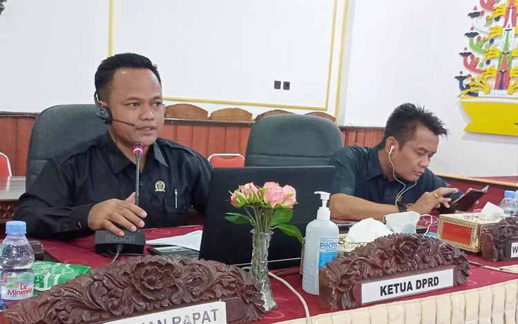 Ketua DPRD Barito Timur, Nursulistio didampingi Wakil Ketua II Depe memimpin rapat paripurna