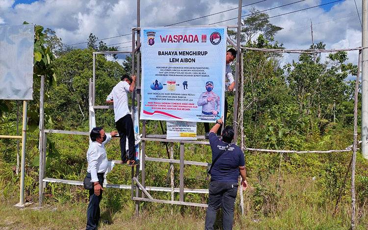 Personel Satres Narkoba Kabupaten Gunung Mas sedang memasang spanduk bahaya menghirup lem aibon, Senin, 17 Januari 2022