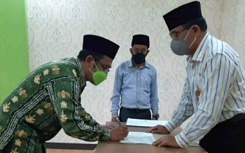 ASN KUA Kecamatan Basarang saat melakukan penandatanganan pakta integritas.
