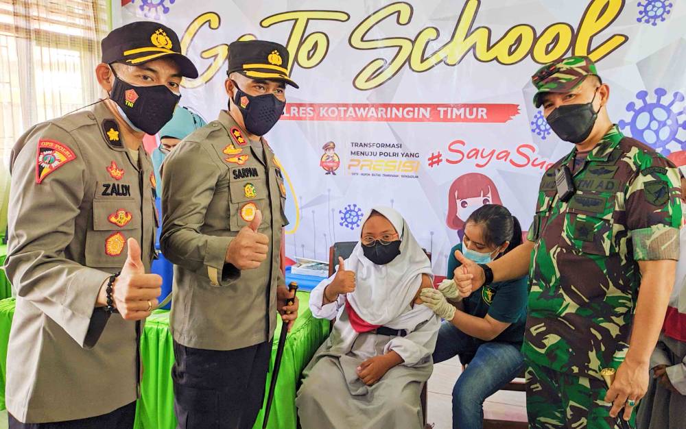 Kapolres Kotim AKBP Sarpani bersama Dandim 1015 Sampit Letkol Inf Abdul Hamid, serta Kabag Ops Kompol Zaldy Kurniawan, saat memantau vaksinasi Covid-19 anak SD.