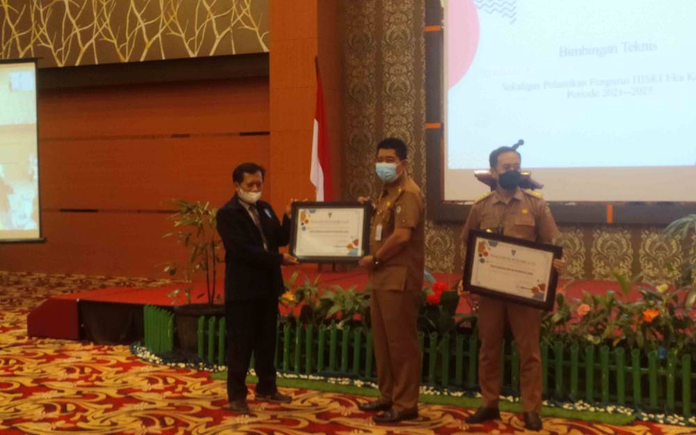 Disdik Kotim Terima Penghargaan dari HISKI Eka Hapakat Kalteng