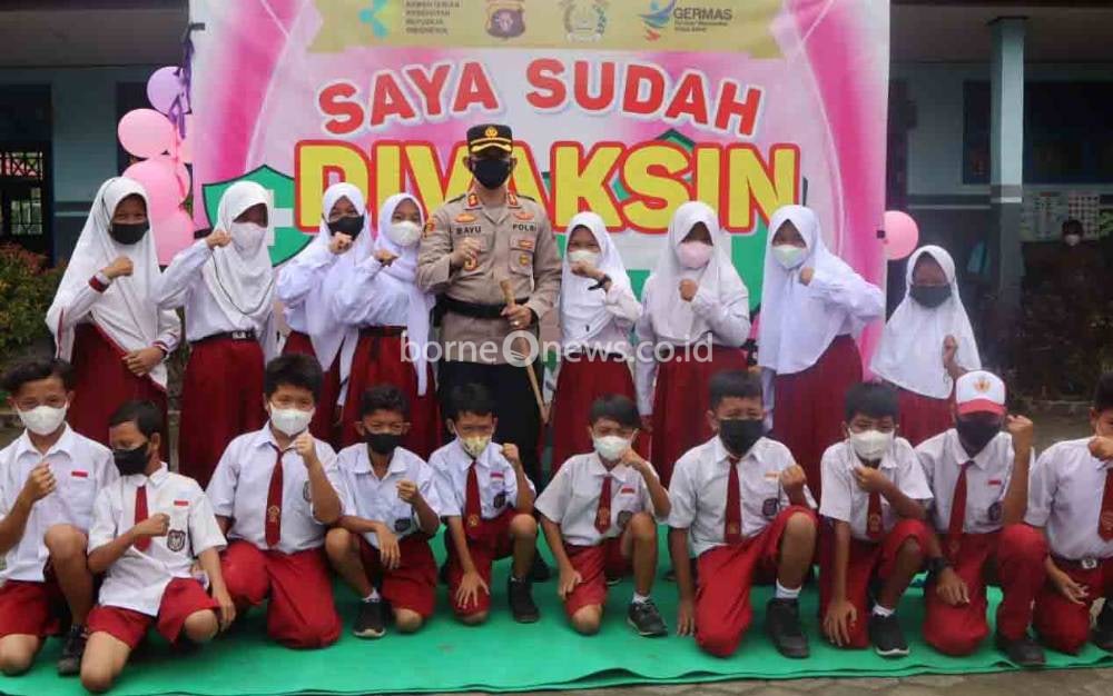 Kapolres Seruyan Sapa Pelajar Saat Ikuti Vaksin