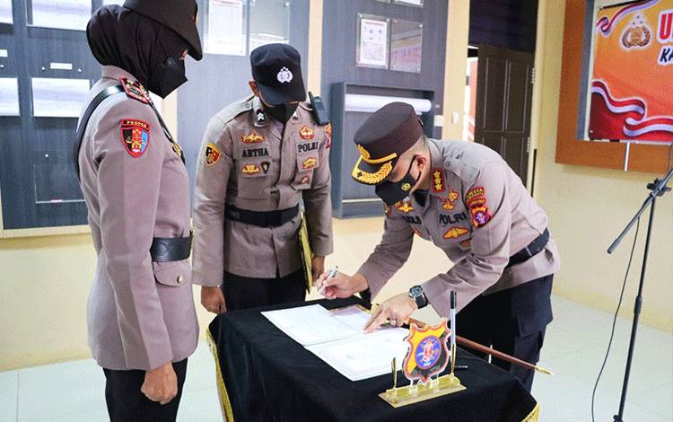 Kapolresta Palangka Raya Kombes Pol Budi Santosa menandatangani berita acara Sertijab Kapolsek Sebangau.