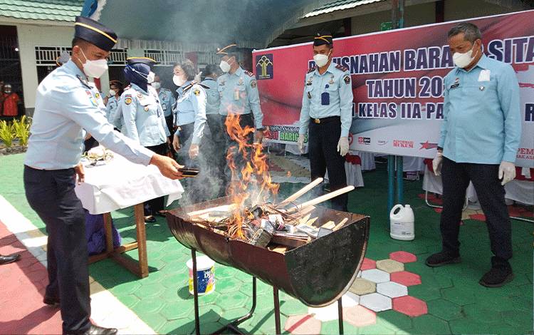Petugas Rutan Palangka Raya Musnahkan Barang Hasil Sitaan
